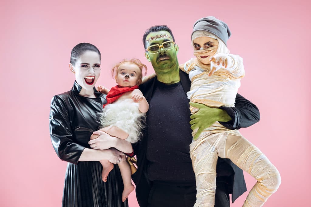 Familia con disfraces de Halloween