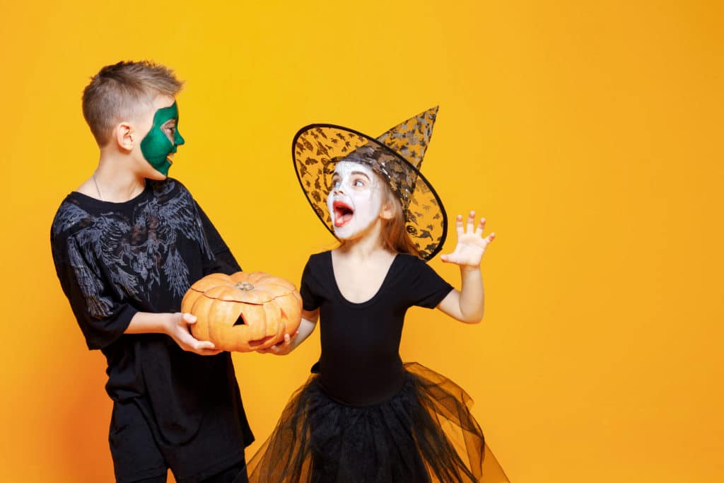 Niños con disfraces de Halloween