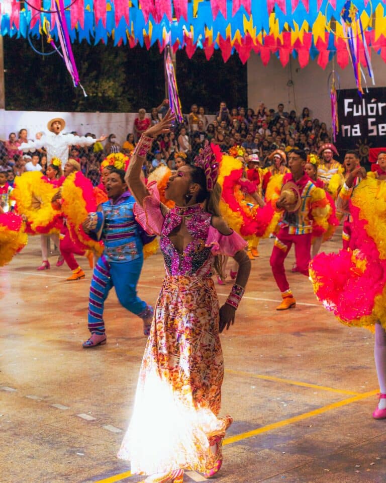 Grupo de personas bailando con trajes coloridos durante un Carnaval